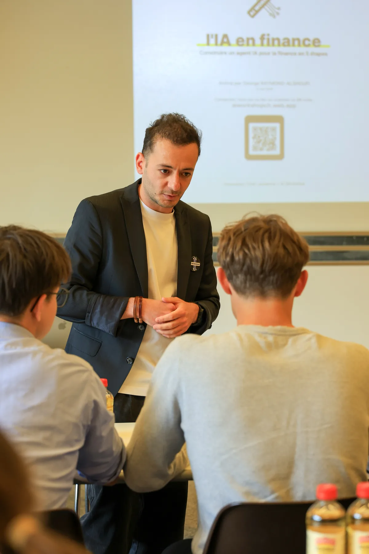 George accompagne des participants pendant un exercice sur l’IA en finance à l’UNIL à Lausanne