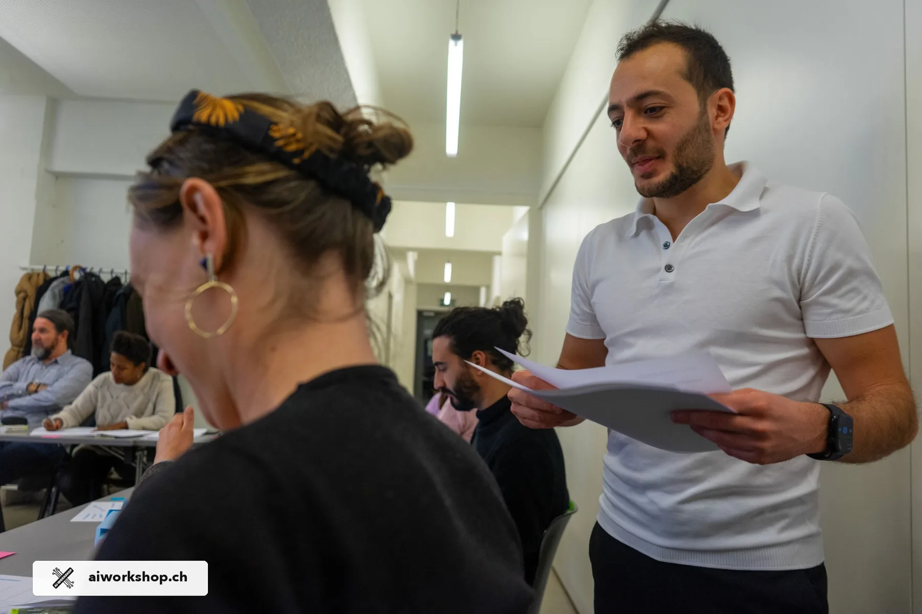 Le facilitateur accompagne une participante pendant un exercice individuel à Lausanne