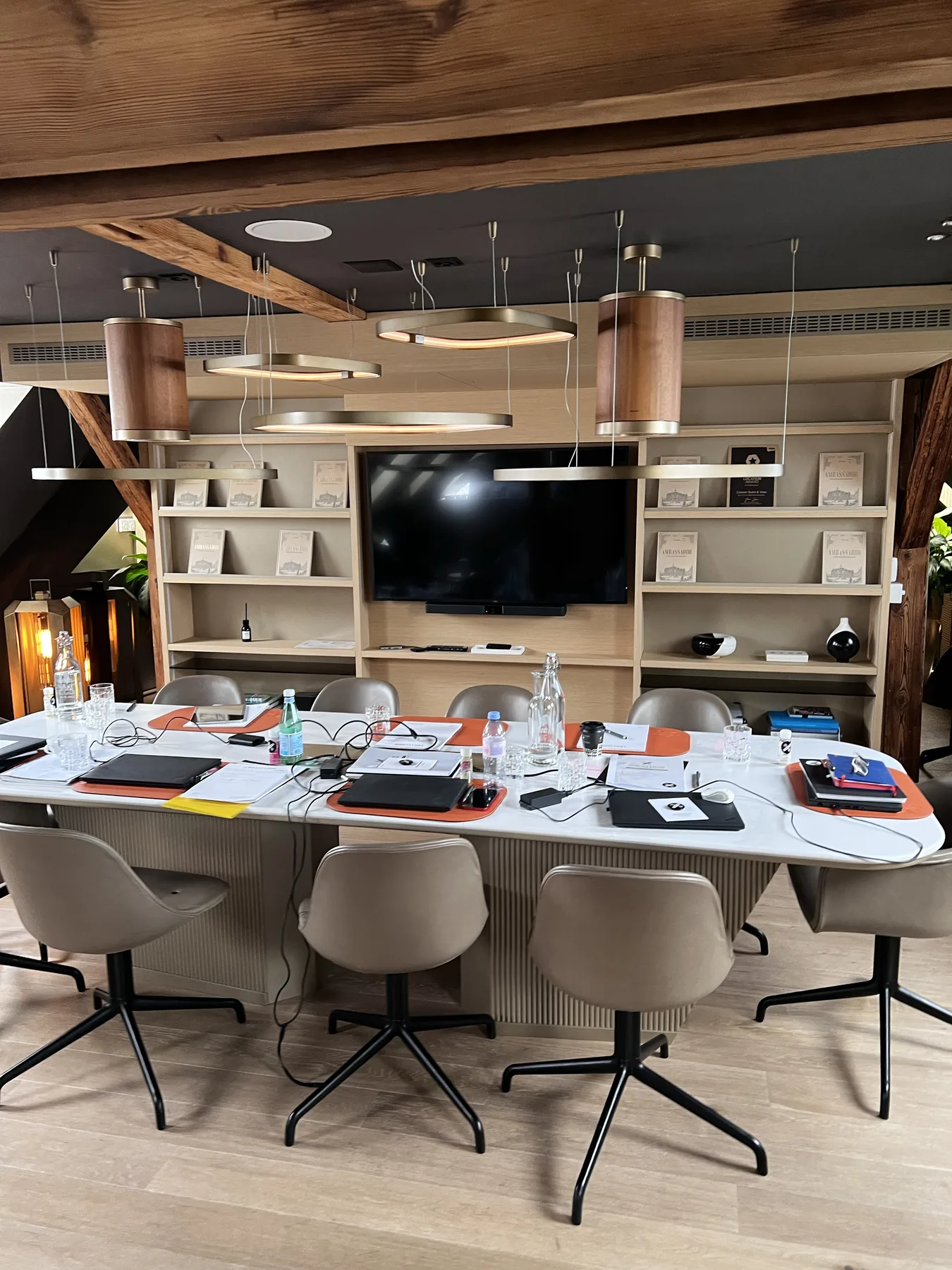 Une salle à Zurich préparée avec un appareil, un cahier et du matériel pour chaque participant