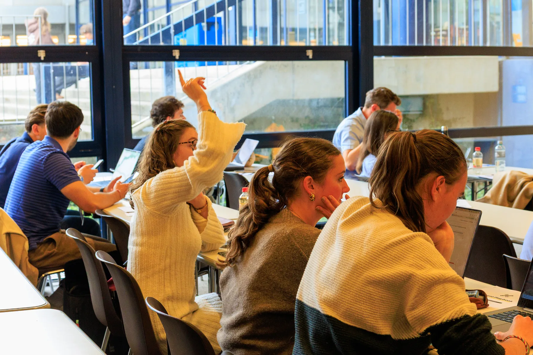 Une participante pose une question pendant une session AI Workshop à l’UNIL à Lausanne