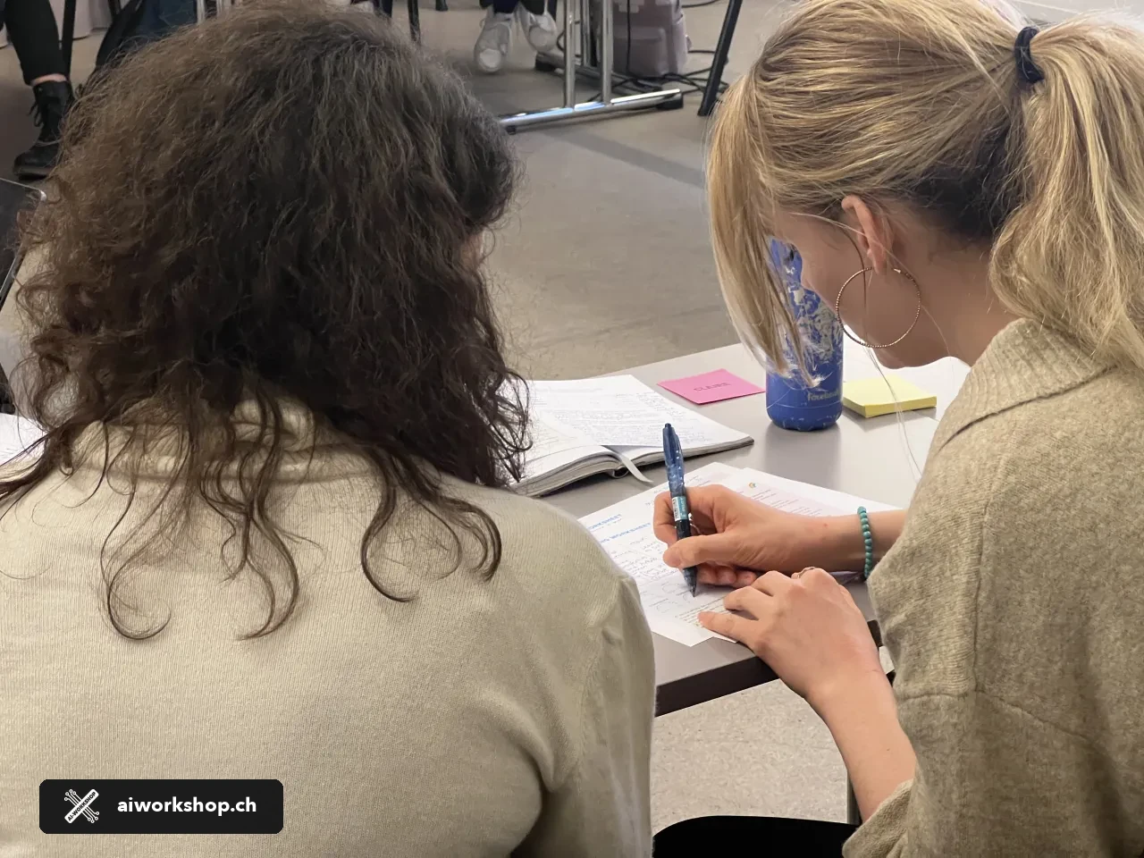 Participants travaillant ensemble pendant un atelier AI Workshop à Lausanne